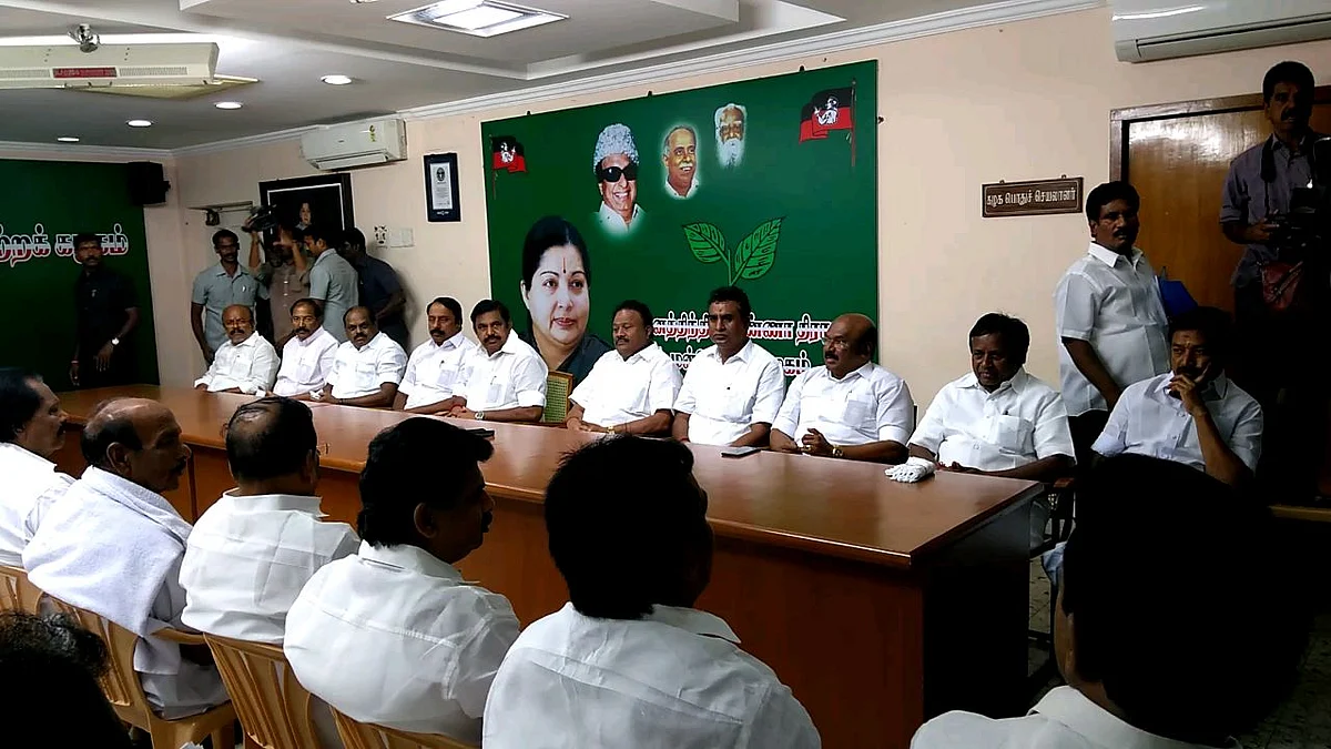 'தினகரனின் அறிவிப்புகள் கட்சியைக் கட்டுப்படுத்தாது..!' எடப்பாடி பழனிசாமி தலைமையில் தீர்மானம்