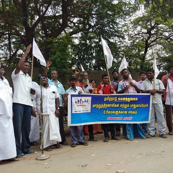 `பட்டாசு ஆலைகளை திறக்க வேண்டும்' - சிவகாசியில் தொழிலாளர்களுக்காக களத்தில் இறங்கிய மாற்றுத்திறனாளிகள்!