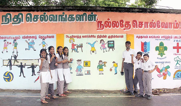 நந்தவனமாக மாறிய பள்ளிச் சுவர் !