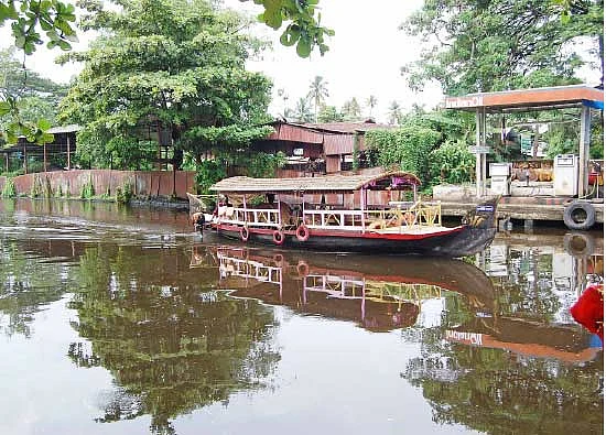 கிழக்கில் மலை... மேற்கில் கடல்... நடுவில் அம்பாஸடர்!