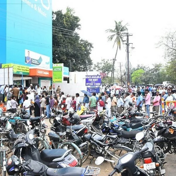 கியூவில் காத்துக்கிடக்கும் ஏர்செல் வாடிக்கையாளர்கள்..!
