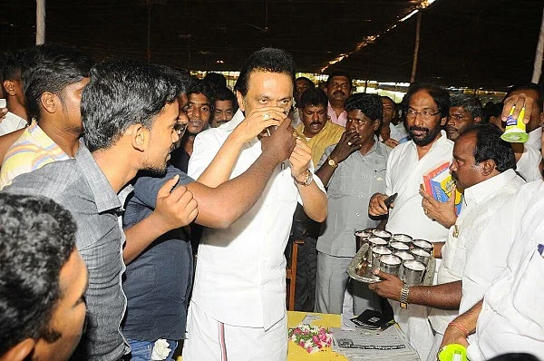 அன்று 'மது விலக்கு'... இன்று ஜெ. மரணம் மீதான நீதி விசாரணை... முதல் கையெழுத்தும், ஸ்டாலின் அறிவிப்பும்...