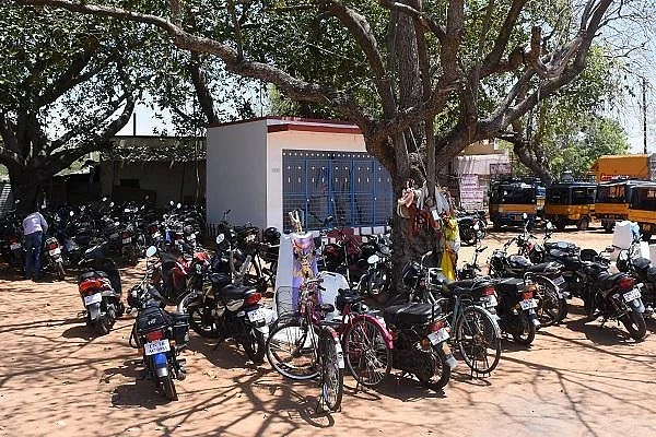 கதவு இல்லாத இடத்திலும் களவு போகாத வாகனங்கள்! அதிசய கிராமம்!