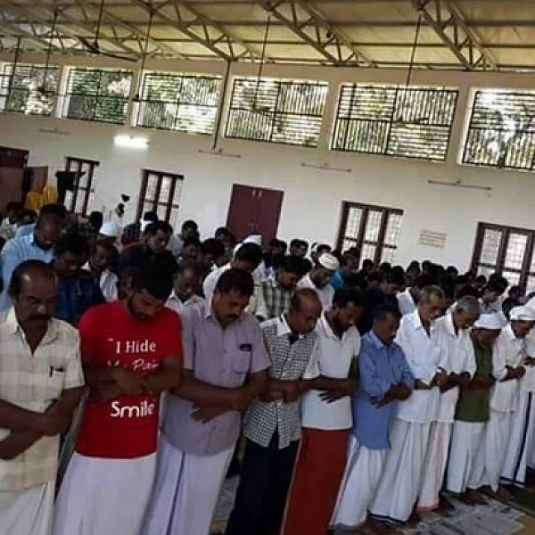 கோயில் வளாகத்தில் இஸ்லாமியர்கள் தொழுகை! - பக்ரீத் அன்று கேரளாவில் நடந்த மனிதநேயம்