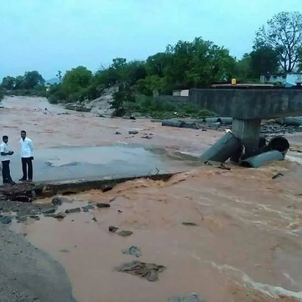 கிருஷ்ணகிரி, ஓசூர் சுற்று வட்டாரப் பகுதிகளில் கனமழை... சாலைகளில் பெருக்கெடுத்து ஓடிய வெள்ளம்!