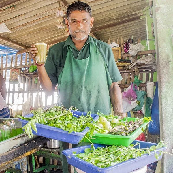 கரும்பு ஜூஸுடன் 37 வகை மூலிகைச் சாறுகளைக் கொடுக்கும் வியாபாரி! படையெடுக்கும் வாடிக்கையாளர்கள்