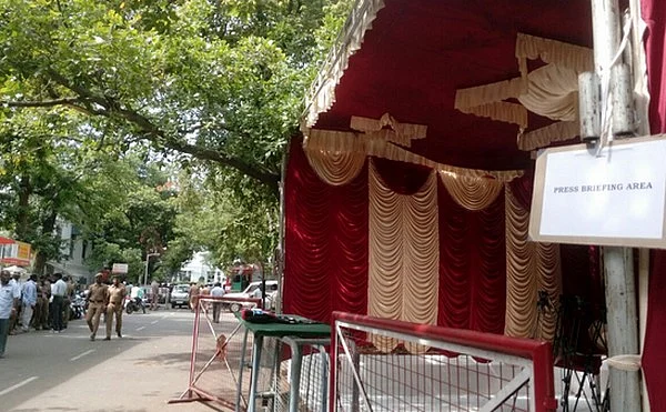 காமராஜர் சாலை, கோட்டையில் போலீஸ் குவிப்பு! - சோதனைக்கு பின் ஊழியர்கள் அனுமதிப்பு
