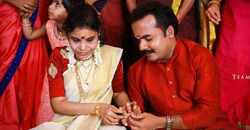 மிமிக்ரி கலைஞருடன் பாடகி வைக்கம் விஜயலட்சுமிக்கு நிச்சயதார்த்தம்!