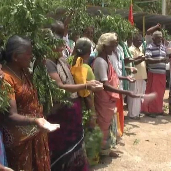 பயிர்க்காப்பீட்டுத் தொகை வழங்கக்கோரி விவசாயிகள் நடத்திய பேய் ஓட்டும் போராட்டம்!
