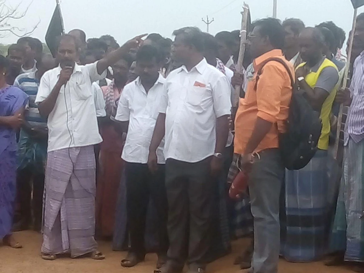 போனஸ் தொகை வழங்கக் கோரி உப்பு நிறுவன தொழிலாளர்கள் ஆர்ப்பாட்டம்..!
