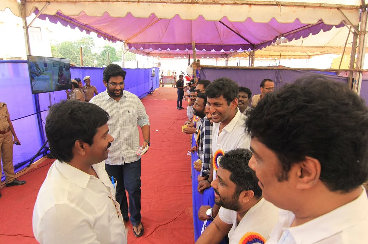 #LiveUpdates தயாரிப்பாளர் சங்க தேர்தல்: வெற்றியை குவித்த விஷால் அணியினர்!