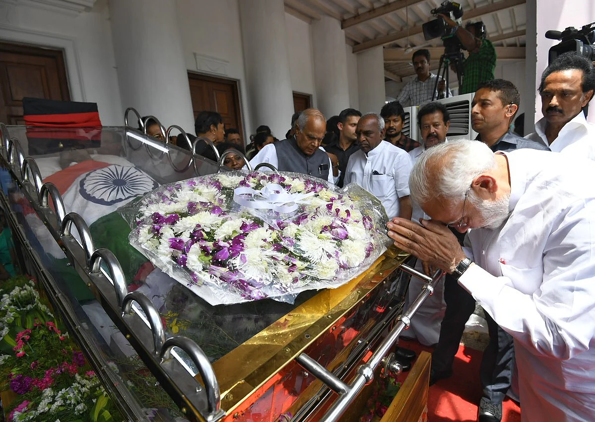 Live update: மெரினாவில் விதைக்கப்பட்டார் கலைஞர்! #Karunanidhi
