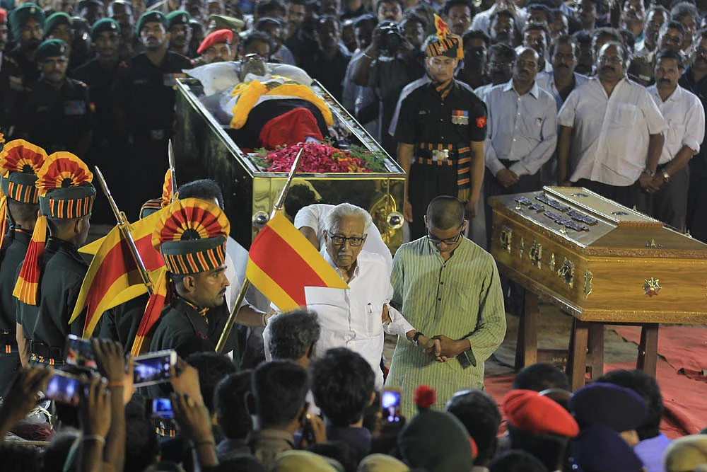நூறு விமர்சனங்கள்... ஆயிரம் காதல்கள்..! கருணாநிதியோடு ஓர் இறுதிப்பயணம்