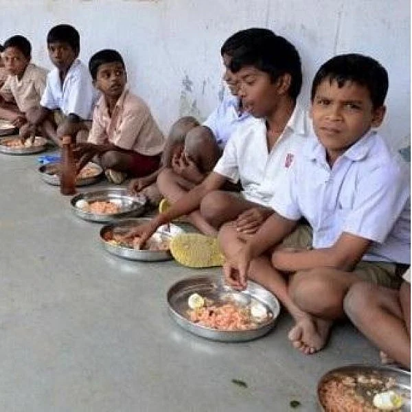 8,000 சத்துணவு மையங்களை மூட தமிழக அரசு முடிவு! - அதிர்ச்சியில் ஏழைப் பெற்றோர்கள்
