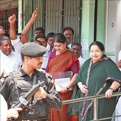 சசிகலா கையெழுத்து செல்லுமா? - ‘சூது’ கவ்வும் ஆர்.கே.நகர்!