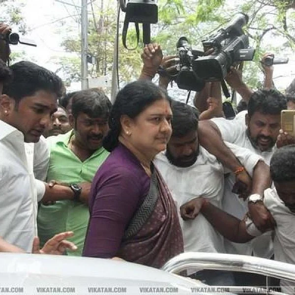 `117 நாள் லீவ் கிடைச்சிடுச்சு; கூடுதலா 180 லீவ் வேணும்!'- சசிகலாவின் விடுதலை பிளான்