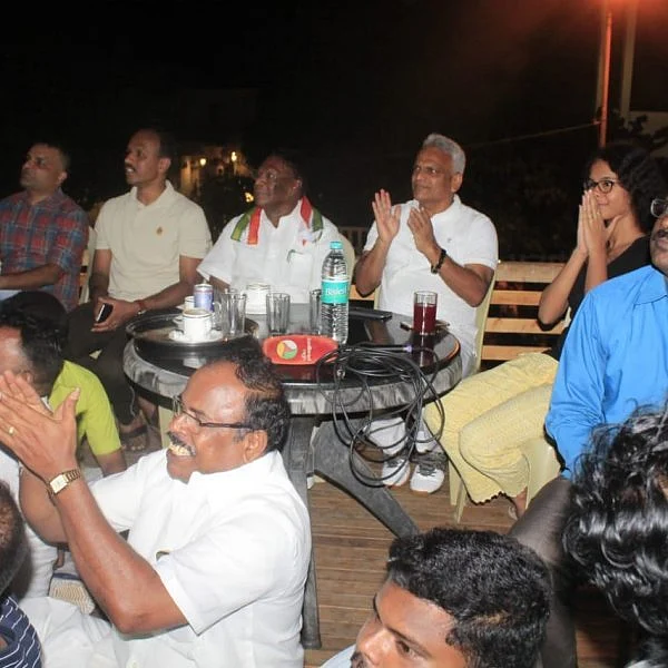 பொதுமக்களுடன் அமர்ந்து கால்பந்து ஃபைனலை ரசித்த நாராயணசாமி!