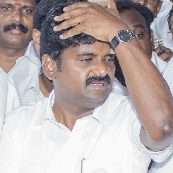 இறுகும் சி.பி.ஐ பிடி... திரிசங்கு நிலையில் எடப்பாடி பழனிசாமி... தப்பிக்கிறாரா விஜயபாஸ்கர்?