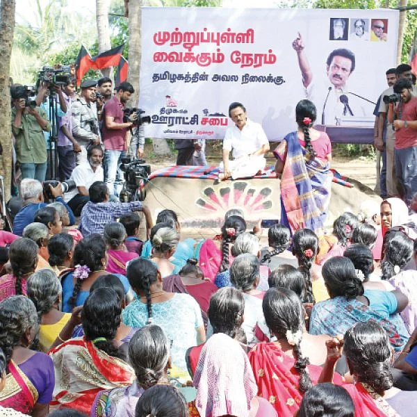 கிராமங்களை நோக்கி தி.மு.க! - மக்களோடு மக்களாக தரையில் அமர்ந்த தலைவர்கள்...