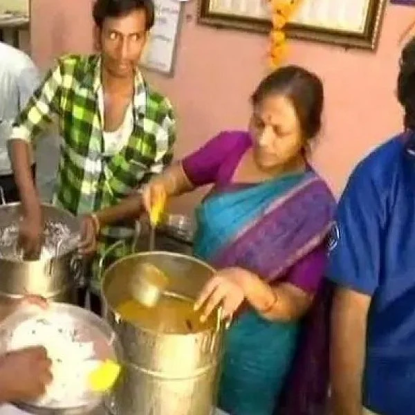 'இரண்டு வேளை உணவு 10 ரூபாய்!' - ஹைதராபாத்தை அசத்தும் சேவை அமைப்பு
