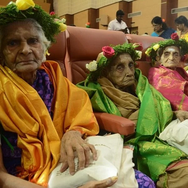 பாட்டி, தாத்தாக்களின் ஆட்டம் பாட்டம் கொண்டாட்டத்துடன் நடந்த முதியோர் தினவிழா!