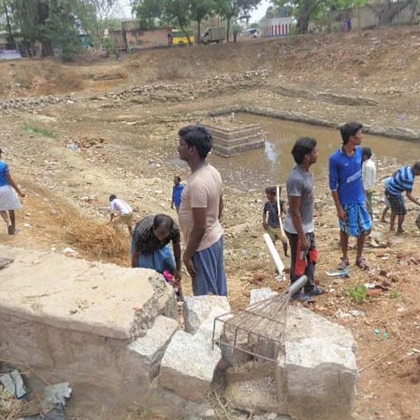 `அதிகாரிகளை நம்பினால் வேலைக்காகாது!’ - குளங்களைத் தூர்வாரிய இளைஞர்கள்