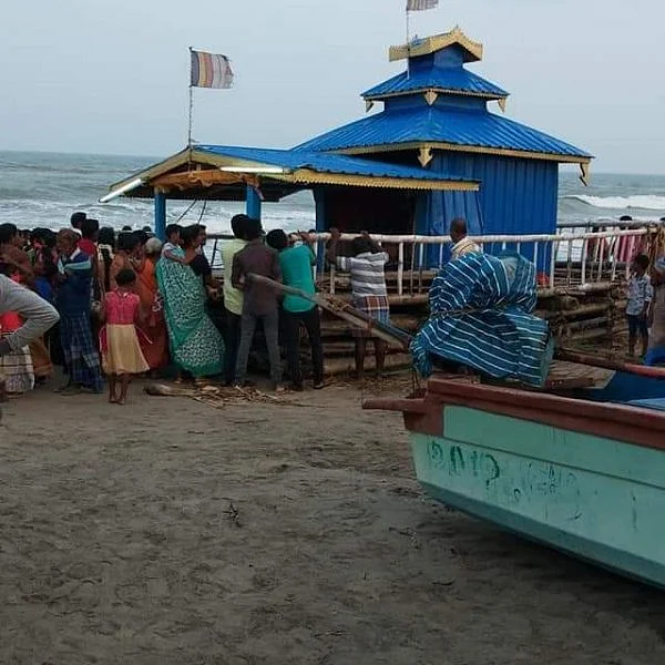 நாகையில் கரை ஒதுங்கிய வெளிநாட்டு மர்மப் படகு? ஆர்வமுடன் செல்ஃபி எடுத்த பொதுமக்கள்