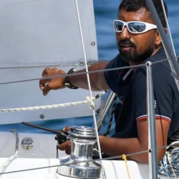 ஒரு படகு... ஒரு மாலுமி... எல்லையில்லா திகிலை எதிர்கொண்ட கடலோடி!