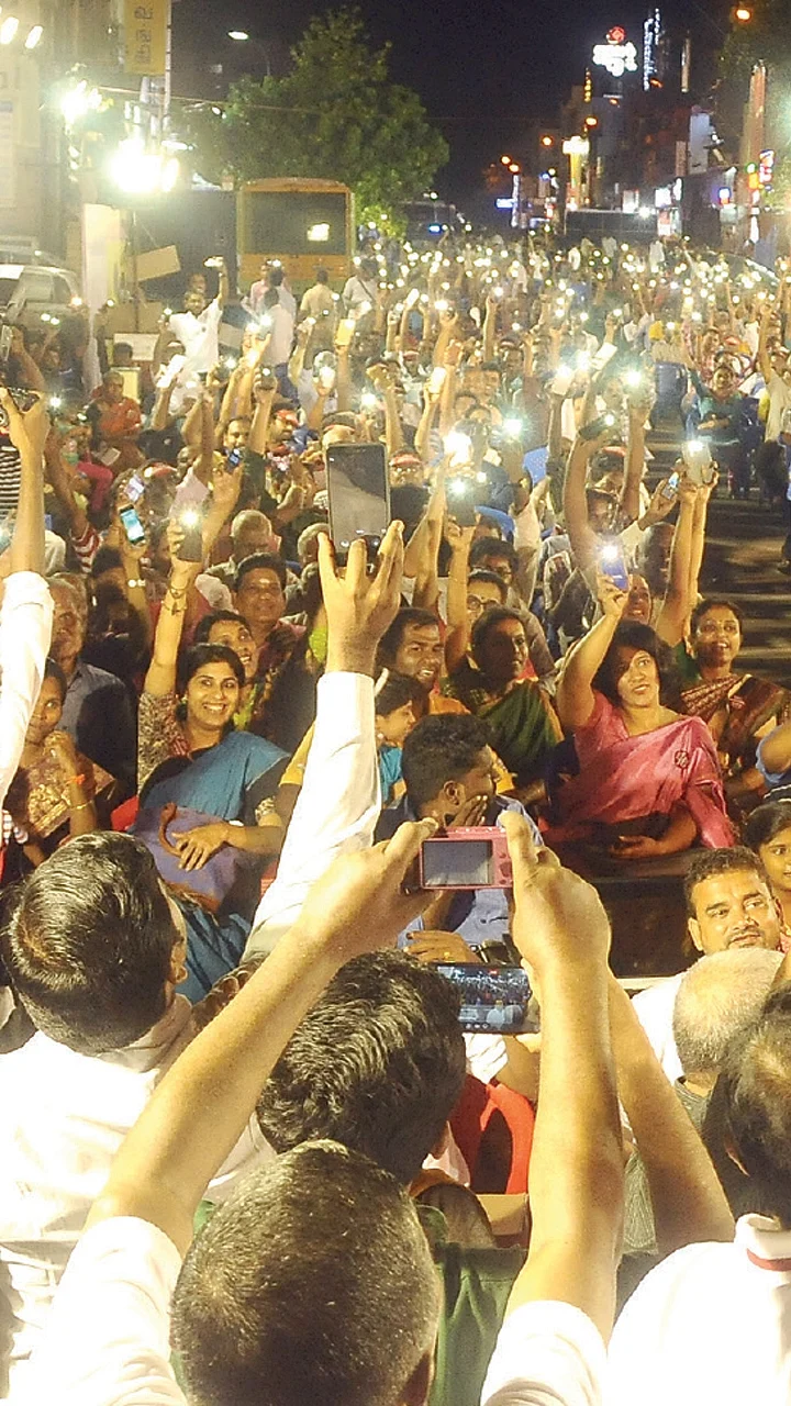 “கொள்ளையனே வெளியேறு!”