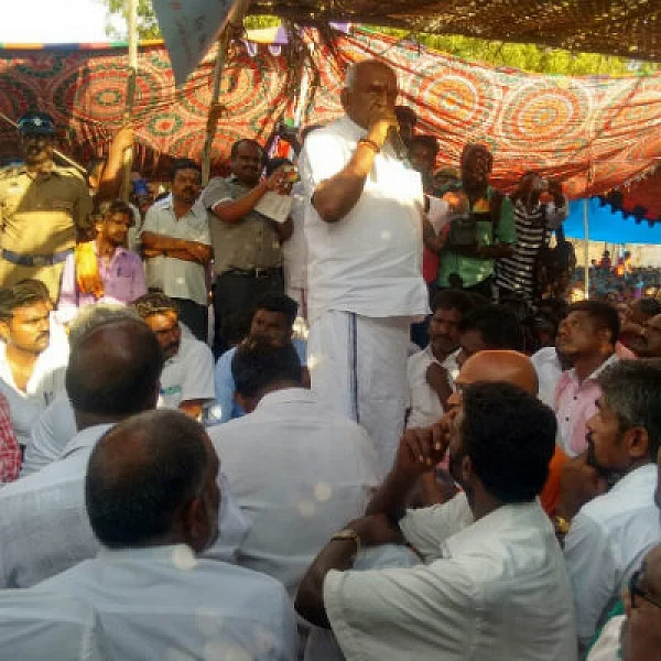 பொன்னார் கருத்தை ஏற்க மறுத்த மீனவர்கள் - போராட்டம் தொடர்கிறது...!