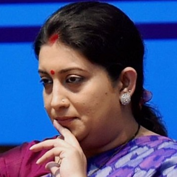 ஸ்மிருதி இராணியை பின் தொடர்ந்த மாணவர்கள் கைது