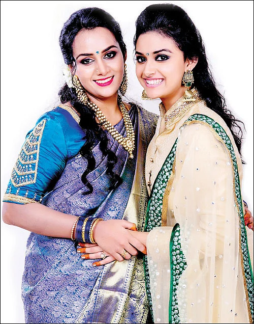 கட்டிப்புடிச்சு சண்டை போடுற அக்கா தங்கச்சி நாங்க! - இது கீர்த்தி சுரேஷ் - ரேவதி சுரேஷ்