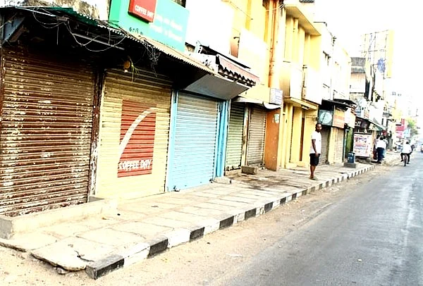 திமிறும் தமிழகம்: அவசரச் சட்டம் பிறப்பித்தார் ஆளுநர்! அலங்காநல்லூரில் நாளை ஜல்லிக்கட்டு #LiveUpdate