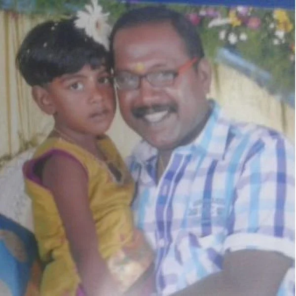 ``அப்பாவின் இறப்பைப் பொண்ணு உணரலை; அவரின் முகத்தைக்கூட பார்க்கலை!" கலங்கும் நடிகர் விஜயராஜனின் மனைவி