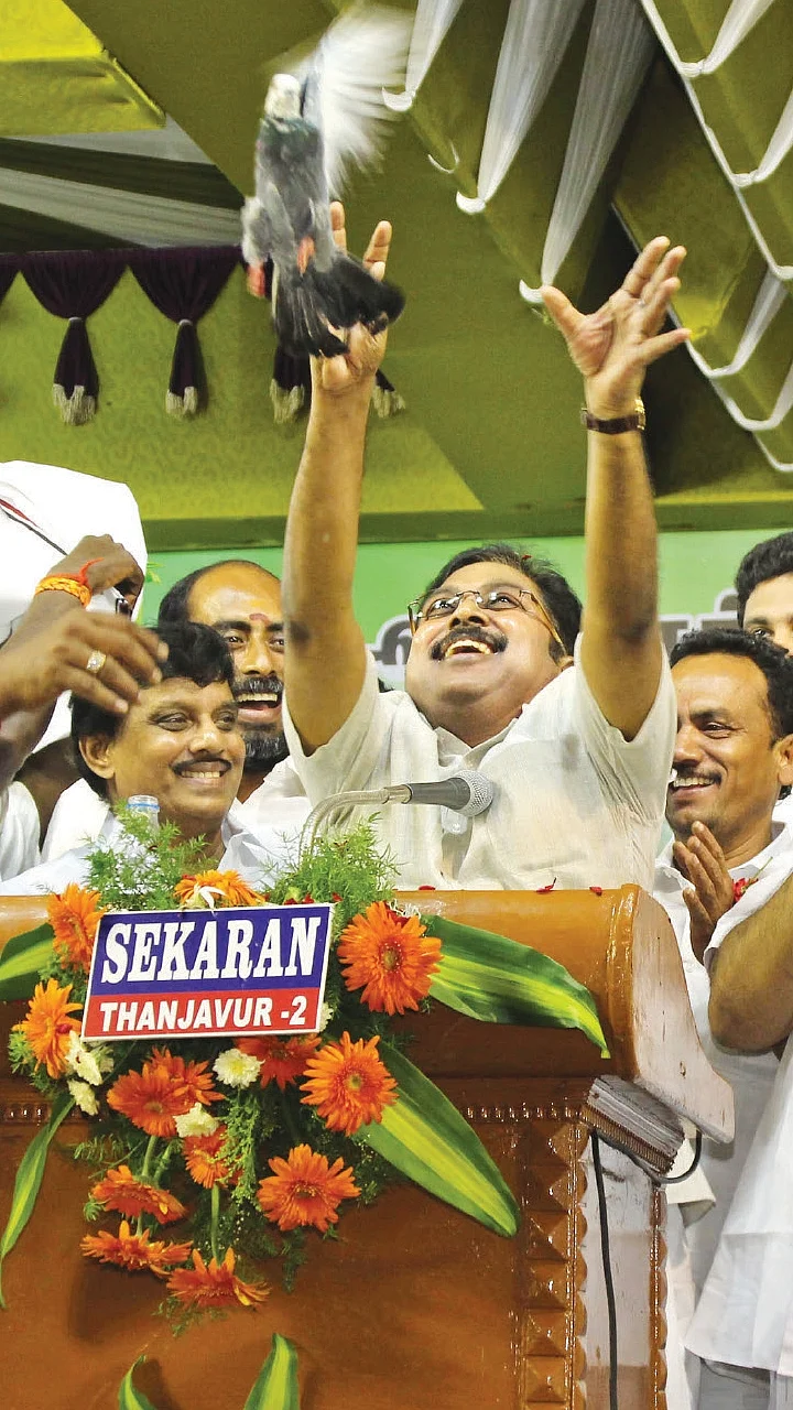 மிஸ்டர் கழுகு: “எவ்வளவு செலவானாலும் கட்சியைக் கைப்பற்ற வேண்டும்!” - சசி குடும்ப சபதம்
