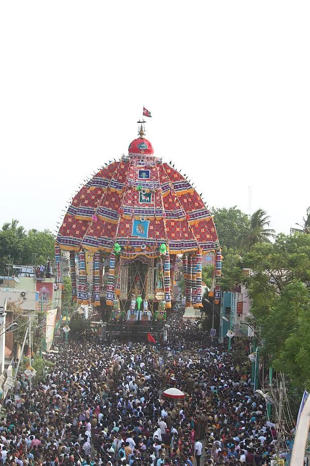ஆடி அசைந்துவரும் திருவாரூர் தியாகராஜசுவாமி ஆழித்தேர்!