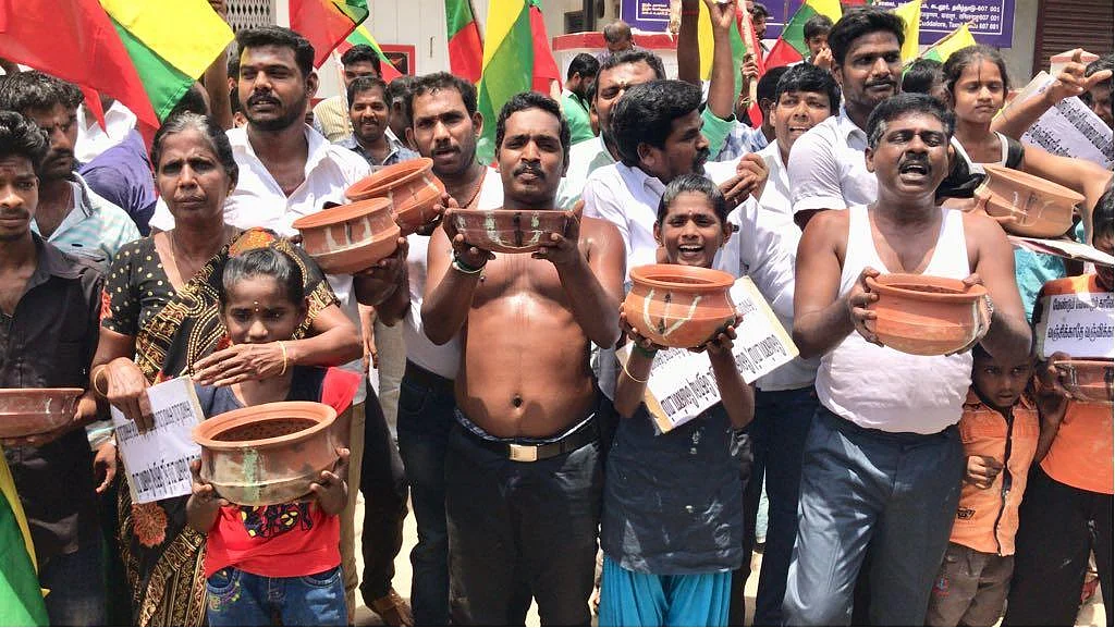 நீட் தேர்வுக்கு எதிராக திருவோடு ஏந்தி போராட்டம்..!