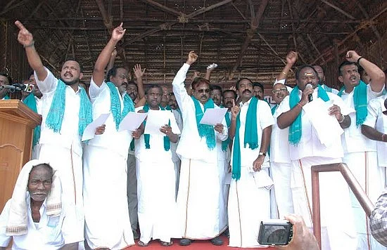 'பத்திரிகை, வாட்ஸ் அப்பெல்லாம் பார்க்காதீங்க மக்களே...!'- தொண்டர்களுக்கு விஜயகாந்த் அறிவுரை