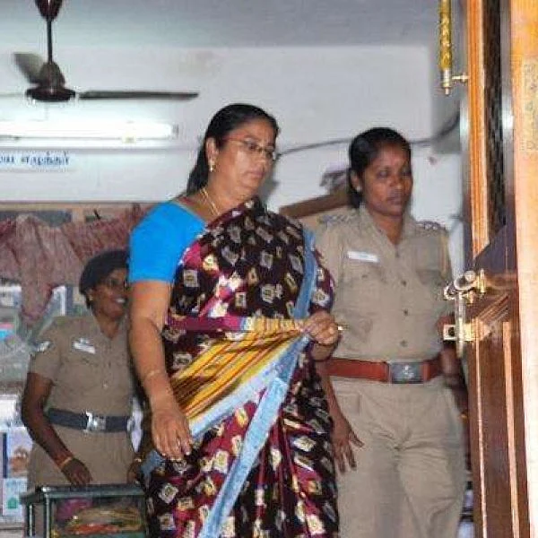 `மின்விசிறியில் தூக்குப்போட இரண்டு முறை நிர்மலா தேவி முயன்றார்!’ - வக்கீல் அதிர்ச்சி பேட்டி