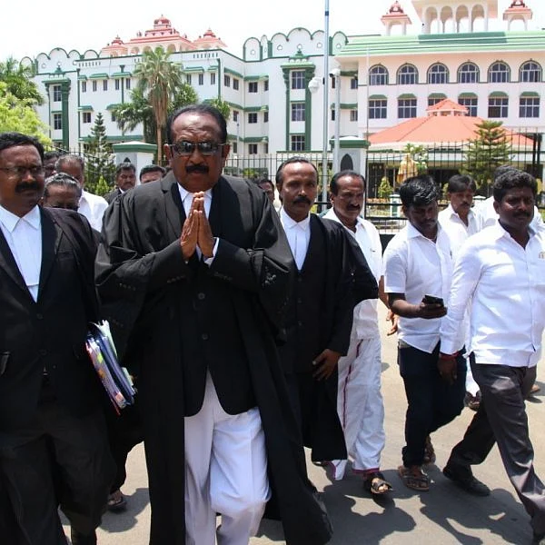 'ஸ்டெர்லைட் ஆலையை மூடாமல் உறங்கமாட்டேன்'- உயர்நீதிமன்ற வளாகத்தில் வைகோ ஆவேசம்