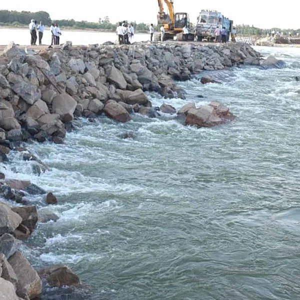 `கொள்ளிடம் மேலணை சீரமைப்புப் பணிகள் இரவுக்குள் முடியும்!’ - அமைச்சர் எம்.ஆர்.விஜயபாஸ்கர் தகவல்