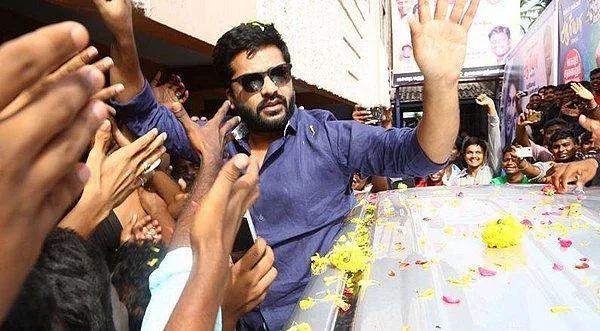 காசி தியேட்டரில் சிம்பு... வாலு திரைப்படம் வெளியானது!