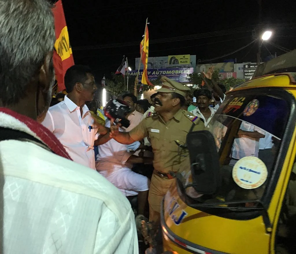 அ.ம.மு.க தொண்டர்களின் செயலால் தலையில் அடித்துக்கொண்ட பொதுமக்கள்!