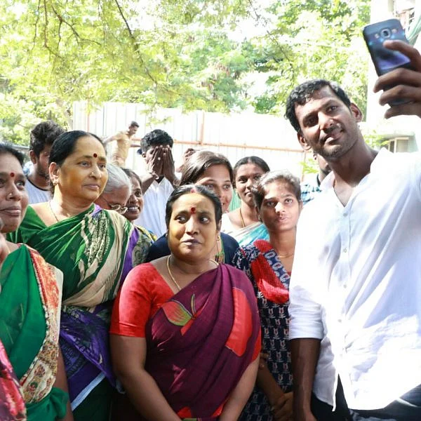தொகுதி மக்களுடன் செல்ஃபி எடுத்த விஷால், பாஜ.க., தீபா வேட்புமனு தாக்கல்... ஆர்.கே.நகர் பரபர ரவுண்ட் அப்