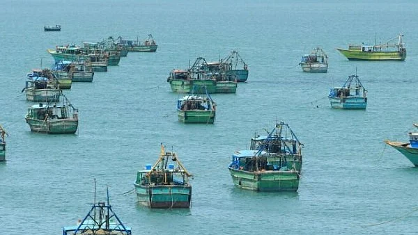 மீனவர்கள் மீன்பிடிக்கும் விசைப்படகு