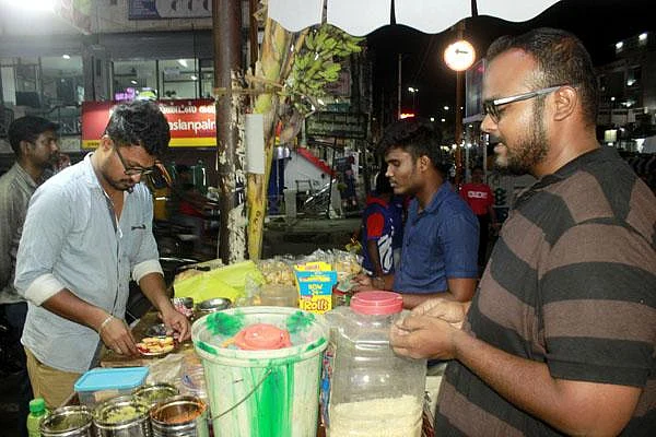படித்தது இன்ஜினீயரிங்... பார்ப்பது தள்ளுவண்டியில் உணவு விற்பனை! - கரூர் இளைஞரின் கதை