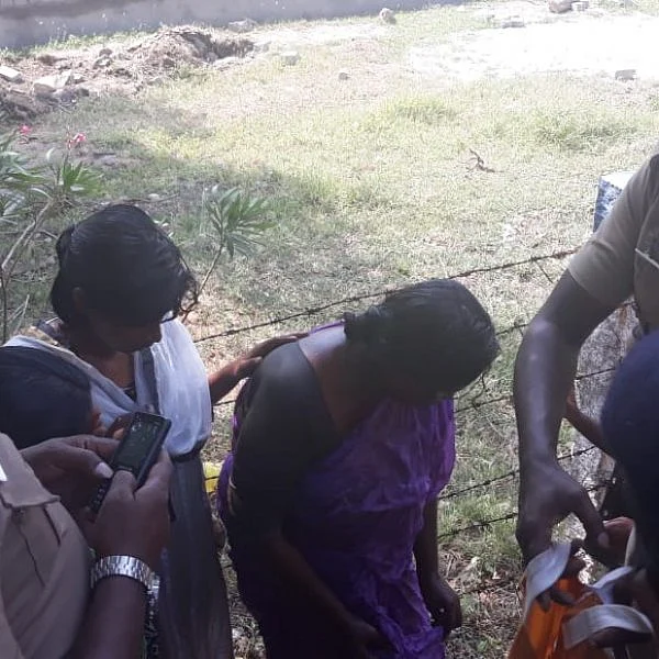 `2 வருஷமா நடவடிக்கை இல்ல' - தூத்துக்குடி ஆட்சியர் அலுவலகத்தை பதறவைத்த பெண்!