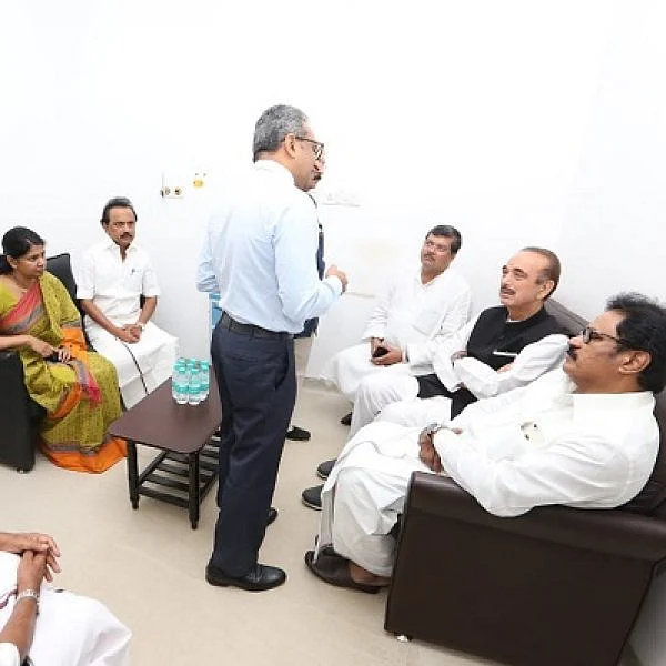 காவேரி மருத்துவமனையில் கருணாநிதி அனுமதி! ஆளுநர் புரோஹித், குலாம் நபி ஆசாத் நலம் விசாரிப்பு