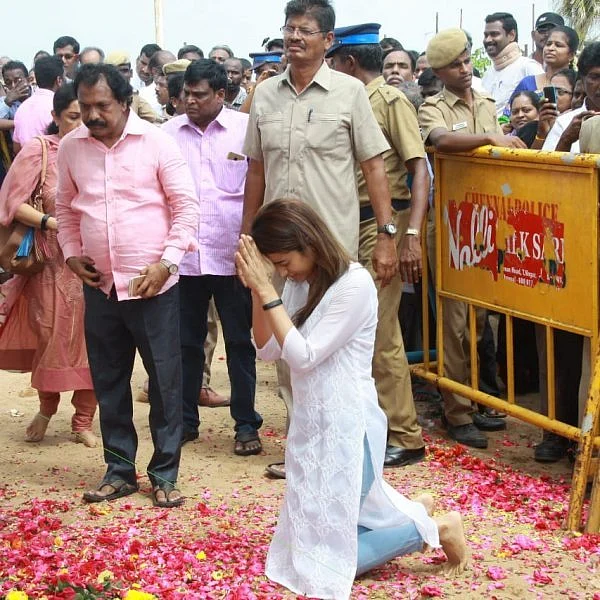 முழங்காலிட்டு, கைகூப்பி கருணாநிதிக்கு அஞ்சலி செலுத்திய நடிகை த்ரிஷா!
