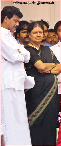 “ஆர்.கே.நகர் ரிசல்ட் வரும் நாளில் எனக்குப் பதவி தர வேண்டும்!” - சசிகலாவிடம் பொங்கிய திவாகரன்